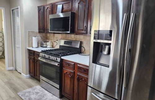 The Colony House | Charming 4-bedroom house Fast Wi-Fi + All room Smart TV's +Deck/Patio The Colony