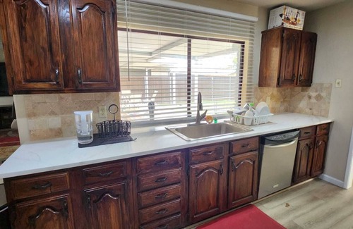 The Colony House | Charming 4-bedroom house Fast Wi-Fi + All room Smart TV's +Deck/Patio The Colony