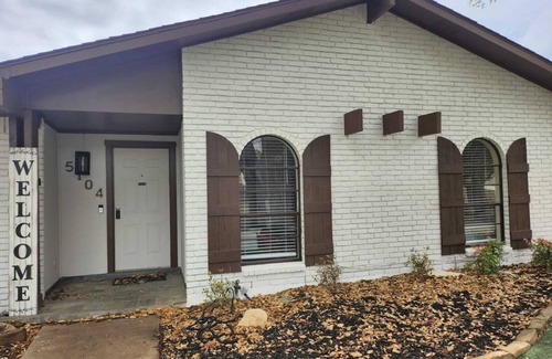 The Colony House | Charming 4-bedroom house Fast Wi-Fi + All room Smart TV's +Deck/Patio The Colony