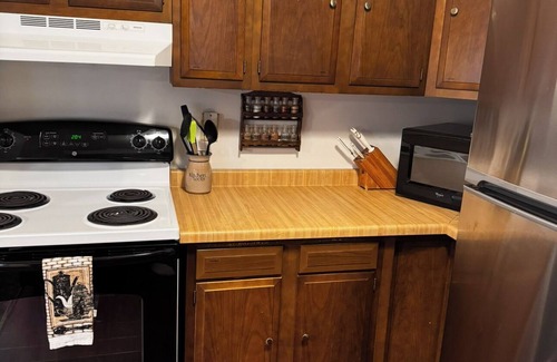 White Pine House | Charming 4-bedroom house with WiFi, AC in peaceful White Pine