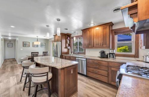 Ashwaubenon House | Charming 4-Bedroom Home Short Walk to Lambeau
