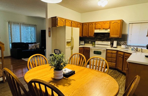 Urbandale House | Charming 4-bedroom house with fenced yard in wonderful neighborhood