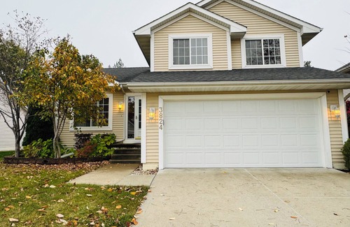 Urbandale House | Charming 4-bedroom house with fenced yard in wonderful neighborhood