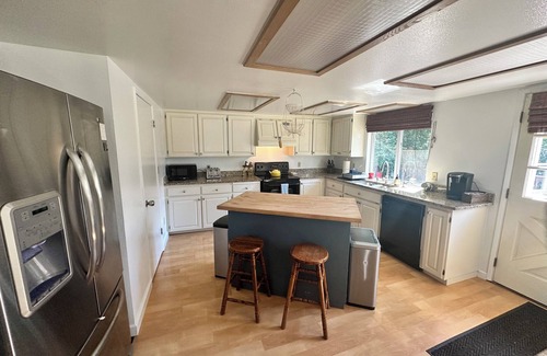 Enumclaw House | Charming 4-bedroom house in Enumclaw - Family and Pet friendly!