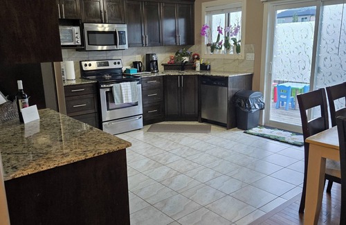 Airdrie House | Charming 4-bedroom house with WiFi and fitness room in lovely Airdrie
