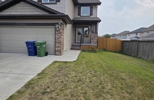 Airdrie House | Charming 4-bedroom house with WiFi and fitness room in lovely Airdrie