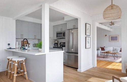 Clinton House | Charming 4-bedroom house overlooking the bay, Wifi, and easy beach access.