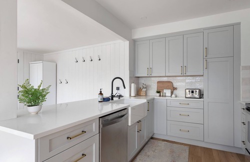 Clinton House | Charming 4-bedroom house overlooking the bay, Wifi, and easy beach access.