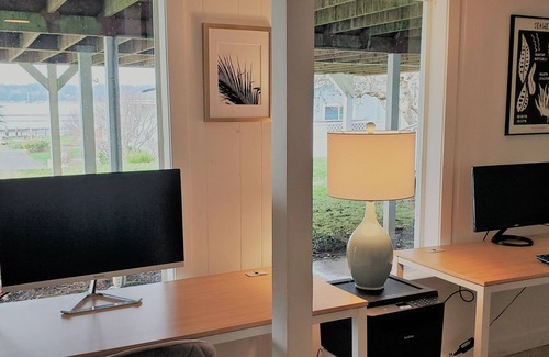 Clinton House | Charming 4-bedroom house overlooking the bay, Wifi, and easy beach access.