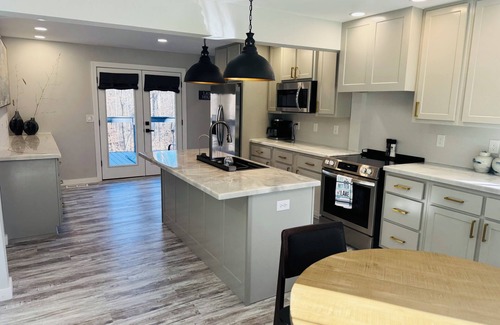 Counce House | Charming 4-bedroom house minutes away from the lake.