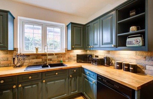 Brentwood House | Charming 4 Bedroom Retreat in Upscale Brentwood