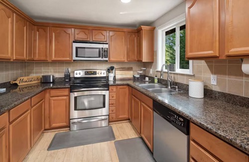 Bonney Lake House | Charming 4-bedroom house with AC, Hot-Tub in Bonney Lake