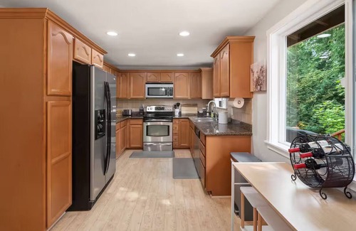 Bonney Lake House | Charming 4-bedroom house with AC, Hot-Tub in Bonney Lake