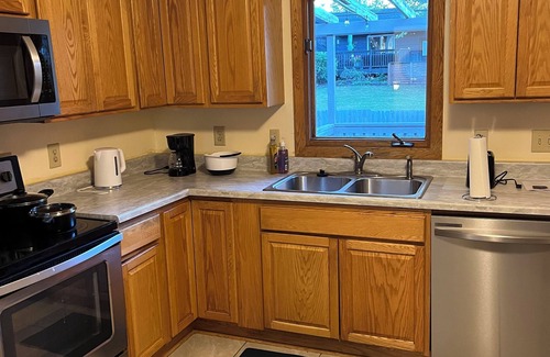 Golden Valley House | Charming 4-bedroom house with WiFi and AC in gorgeous Minneapolis