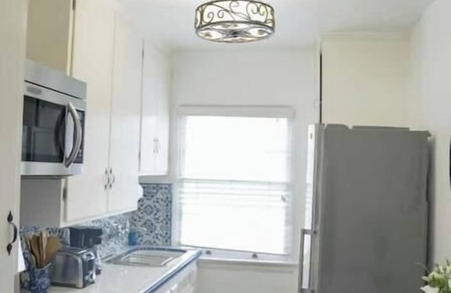 Wilshire Montana House | Charming 4-bedroom house with AC in Santa Monica