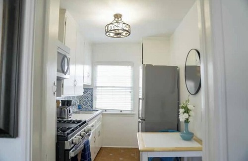 Wilshire Montana House | Charming 4-bedroom house with AC in Santa Monica