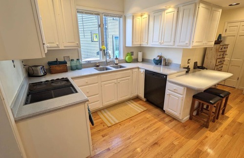 Bloomington House | Charming 4 BR W/Hot Tub +3 Kings Walk to Downtown