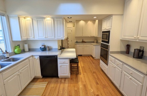 Bloomington House | Charming 4 BR W/Hot Tub +3 Kings Walk to Downtown
