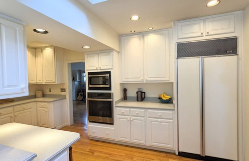 Bloomington House | Charming 4 BR W/Hot Tub +3 Kings Walk to Downtown