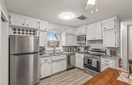 Burnsville House | Charming 4BR Family Home in Burnsville