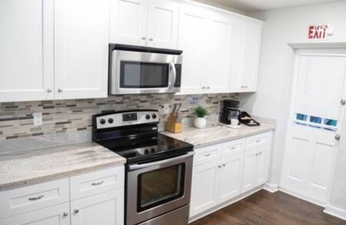 South Lake House | Charming 4BR Home With Heated Pool in Hollywood