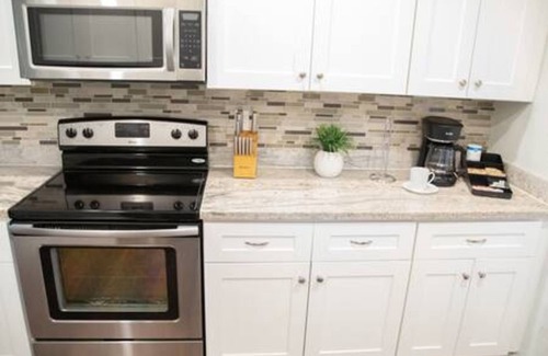South Lake House | Charming 4BR Home With Heated Pool in Hollywood