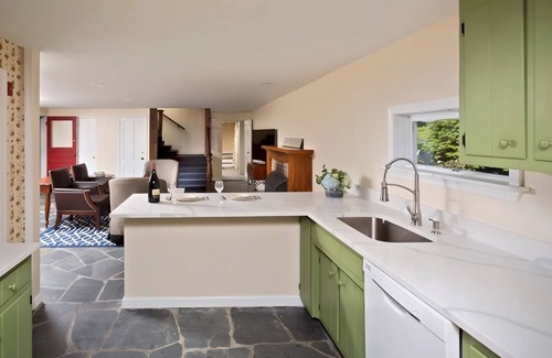 Manchester House | Charming 4BR Perfect for Exploring Manchester's Beauty | Pool | Bar | Restaurant