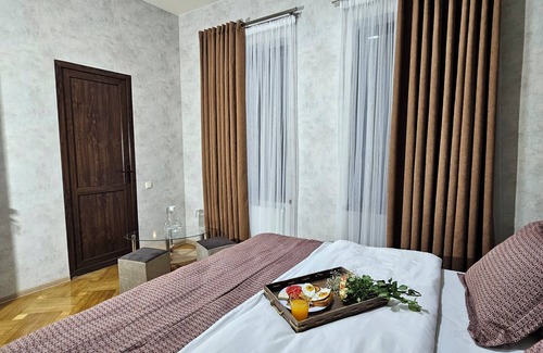 Kutaisi Hotel | Charming 5-bedroom family hotel. Home away from home.