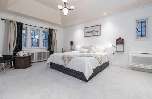 Forest Hill South Villa | Charming 5-Bedroom Forest Hill Home