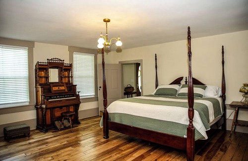 Fountain Run Other | Charming 5-bedroom farmhouse with WiFi, AC in serene Fountain Run