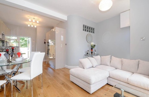Perry Vale Apartment | Charming 5 star 3 Bed London Flat, Garden, Parking