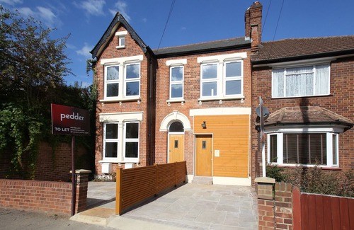 Perry Vale Apartment | Charming 5 star 3 Bed London Flat, Garden, Parking