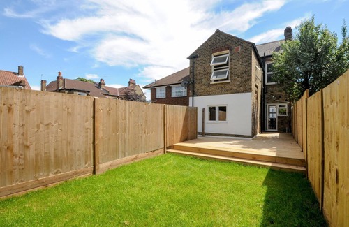 Perry Vale Apartment | Charming 5 Star 3 Bed London Flat, Garden, Parking
