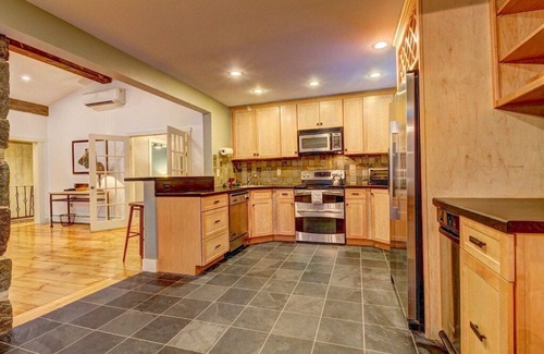 Stratton Mountain Ski Chalet | Charming 5BR Chalet@Base of Stratton Mt Has It All