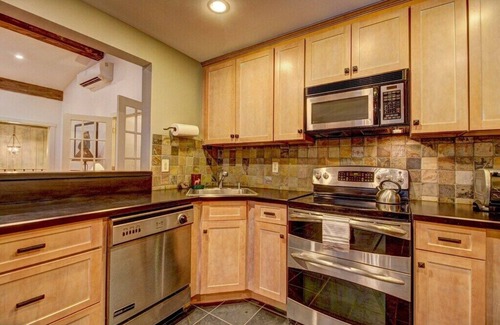Stratton Mountain Ski Chalet | Charming 5BR Chalet@Base of Stratton Mt Has It All