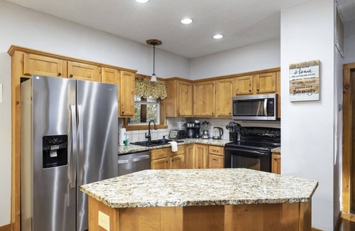 Indian Point House | Charming 6 bdrm cabin w/en-suite baths, hot tub, fireplaces, & in/outdoor pools