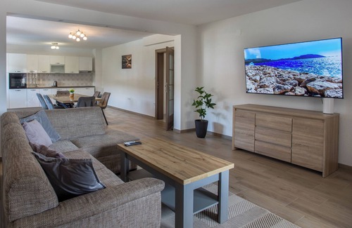 Imotski Villa | Charming 6-bedroom villa with, pool, jacuzzi WiFi, AC in lovely Imotski