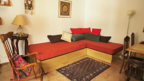 Sacromonte Apartment | Charming Albaicin Patio Flat Free onsite parking