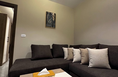 Al Swaifyeh Apartment | Charming Amman Apartment With Modern Furnished