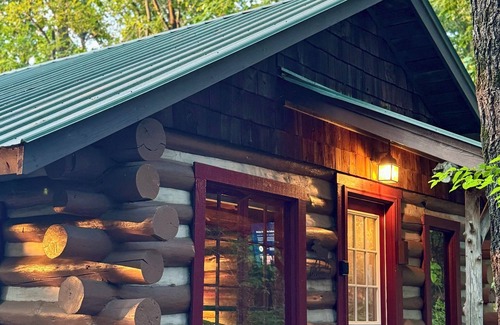 Eureka Springs Cabin | Charming and Cozy Cabin on a Mountainside Outside Eureka Springs