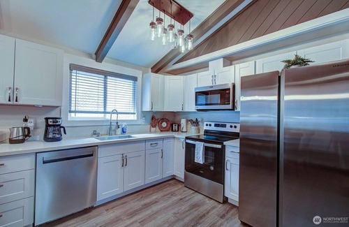 Seaview House | Charming and Cozy 2-bedroom house in Seaview, sleeps up to 5 people!