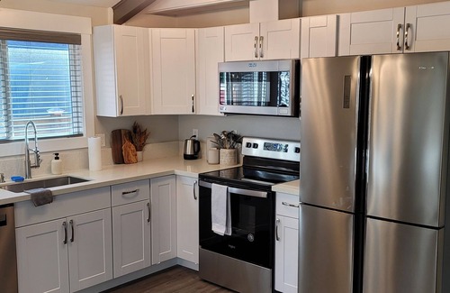 Seaview House | Charming and Cozy 2-bedroom house in Seaview, sleeps up to 5 people!