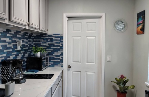 Lake Maggiore Shore House | Charming and cozy 1-BR/1-BA private guest unit in beautiful St. Petersburg