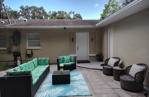 Lake Maggiore Shore House | Charming and cozy 1-BR/1-BA private guest unit in beautiful St. Petersburg