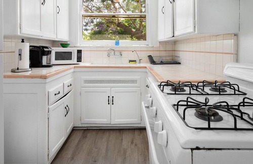 Carthay Circle Apartment | Charming and Elegant 1BR Apt. w/ Hot Tub
