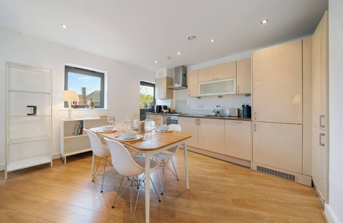 Queenstown Apartment | Charming and Light Modern Flat with London Views
