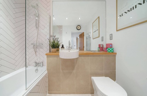 Queenstown Apartment | Charming and Light Modern Flat with London Views