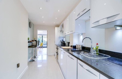 Cambridge House | Charming and Modern 2 Bedroom House with Parking