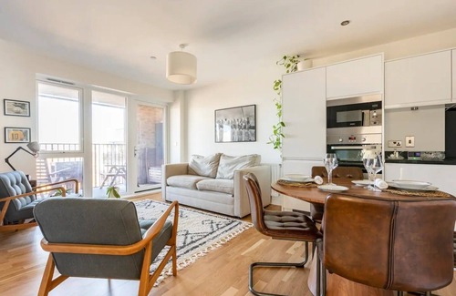 Greenwich West Condo | Charming and Spacious with Breathtaking London Skyline Views