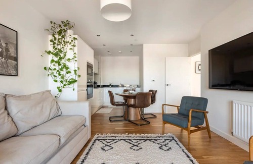 Greenwich West Condo | Charming and Spacious with Breathtaking London Skyline Views